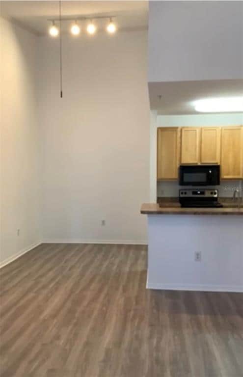 Building Photo - 10205 Courtney Palms Blvd