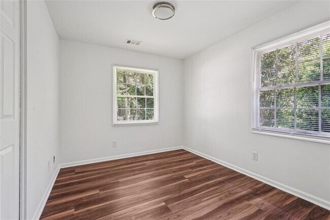 Building Photo - 119 Kelso Dr SW