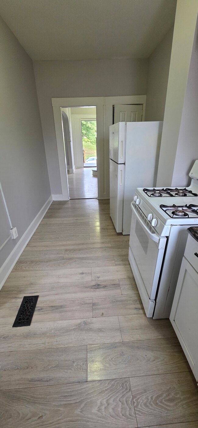 Building Photo - 2329 Windsor Ave