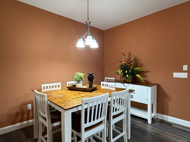 Building Photo - Lovely Custom Built Home with 2 Car Garage and Lots of Privacy