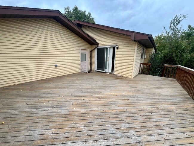 Building Photo - Great Yard, awesome deck, fantastic spot!