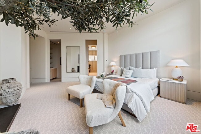 Building Photo - 455 N Palm Dr