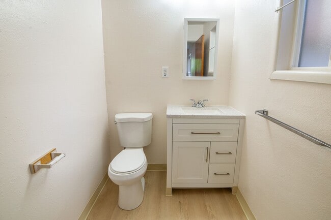 Building Photo - Charming, Newly-Renovated 3 Bed, 1.5 Bath ...