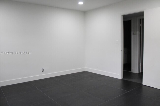 Building Photo - 5140 SW 40th Ave