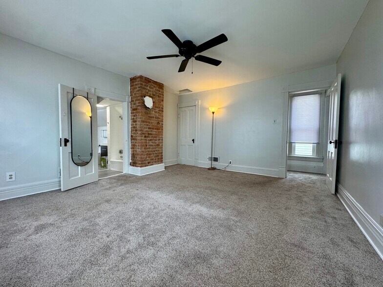 Building Photo - 121 Chicago Ave