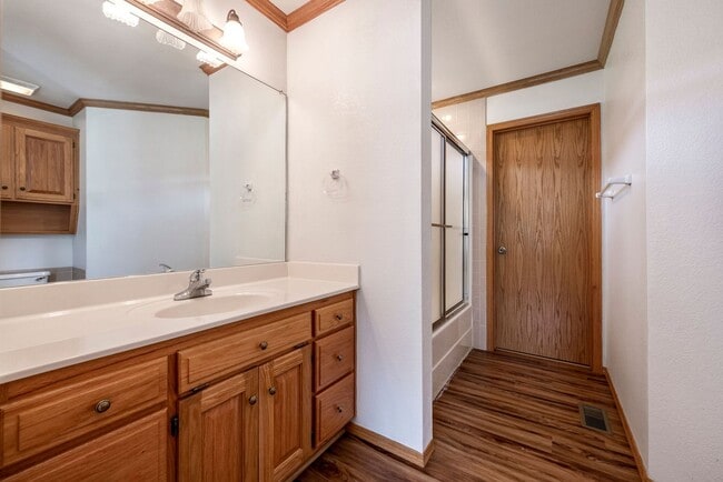 Building Photo - Spacious Bentonville Duplex!