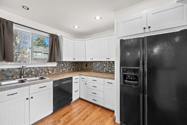 Building Photo - 5401 N Wagonwheel Trail