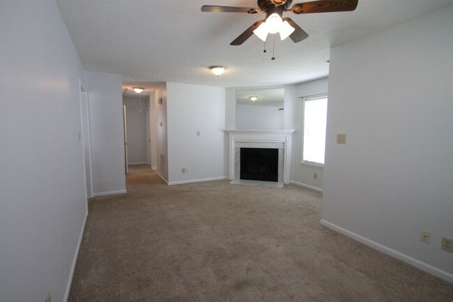 Building Photo - 1077 Farm Pond Ln