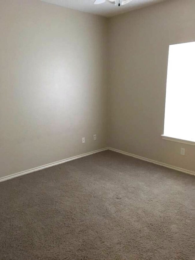 Building Photo - 1425 W Villa Maria Rd