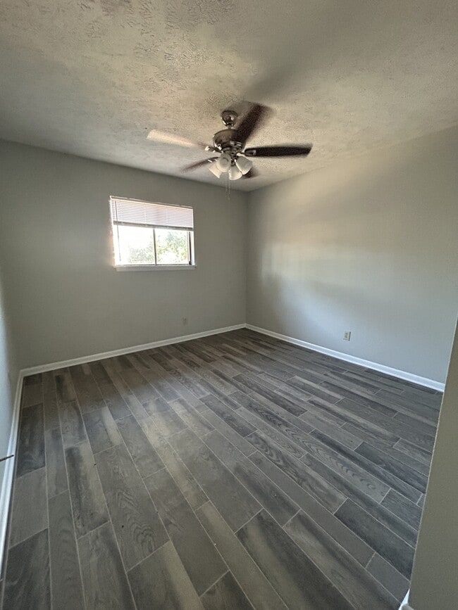 Building Photo - 945 Applewood Ln