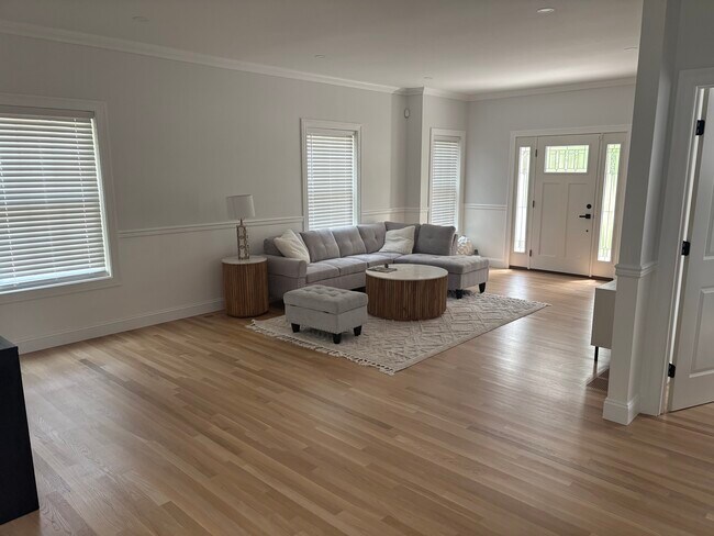 Building Photo - 724 Holmdel Rd