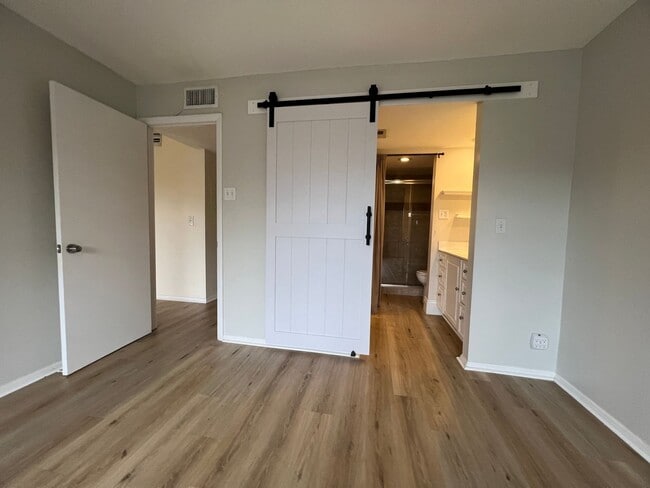 Building Photo - Comfort & Convenience in Plantation – 2BR/...
