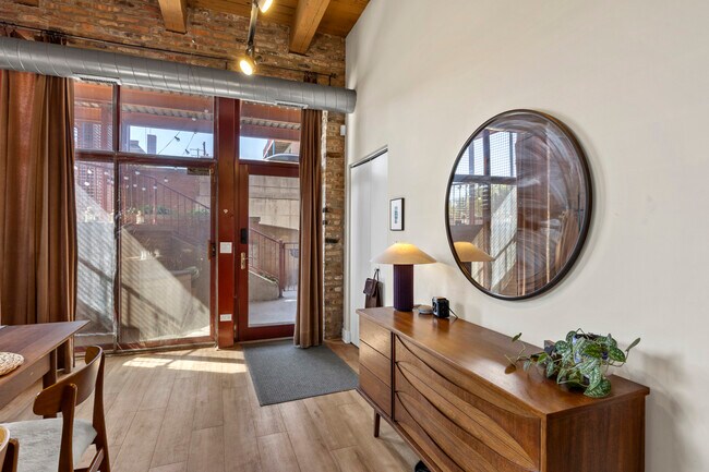 Building Photo - 1061 W 16th St
