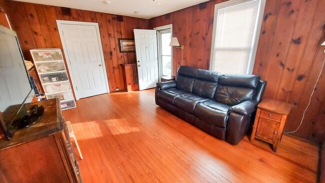 Building Photo - Charming and Sunlight 3BD, 1 BA in the Quaint DC Suburb of Mount Rainer, MD!!!