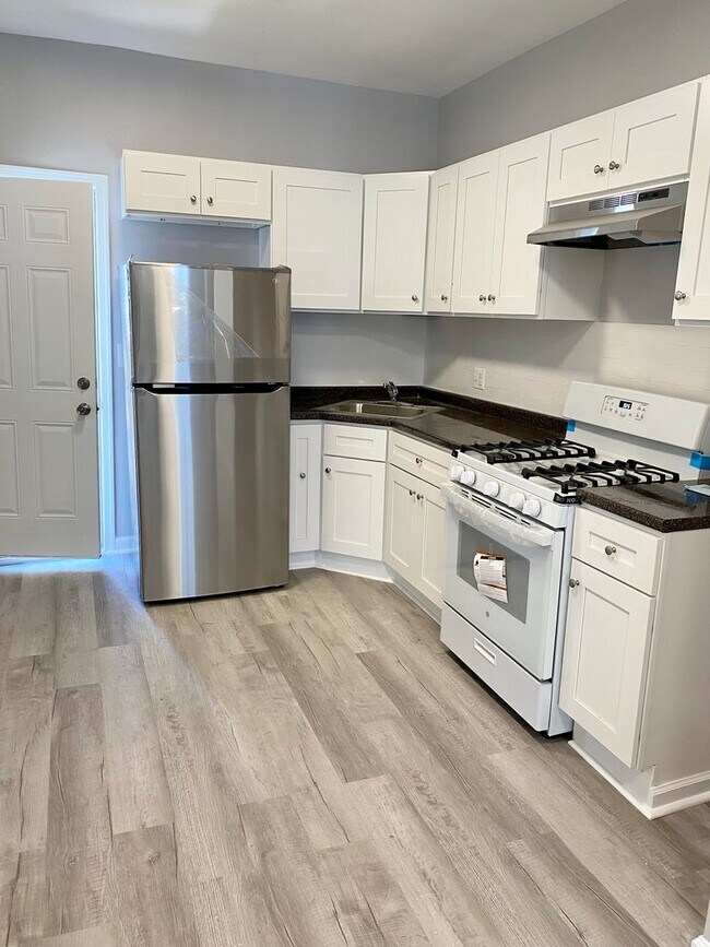 Building Photo - Beautifully Renovated 3-Bedroom Townhouse ...