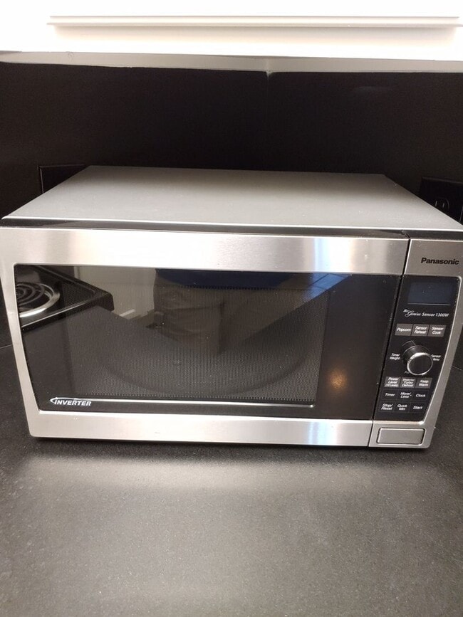 Building Photo - Gorgeous Spacious TownHome in Downtown Mou...