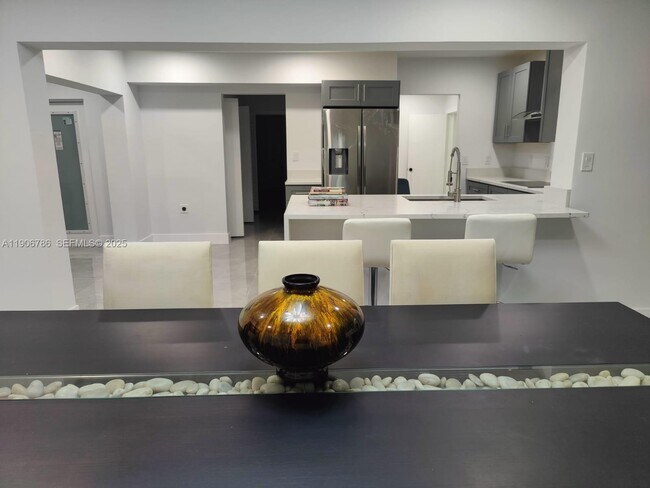 Building Photo - 5109 Banyan Ln