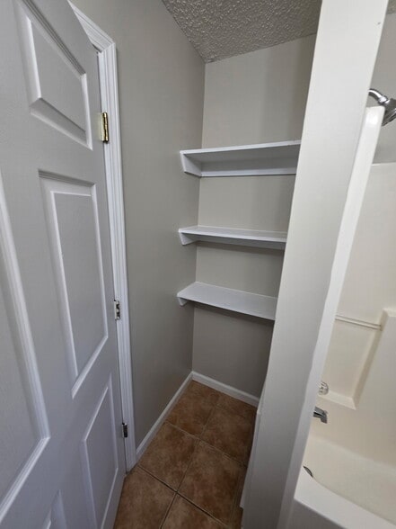 Full bathroom - 234 Clifton St