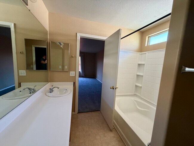 Building Photo - spacious 4-bedroom, 3-bathroom house is perfect for those looking for a comfortable and convenien...