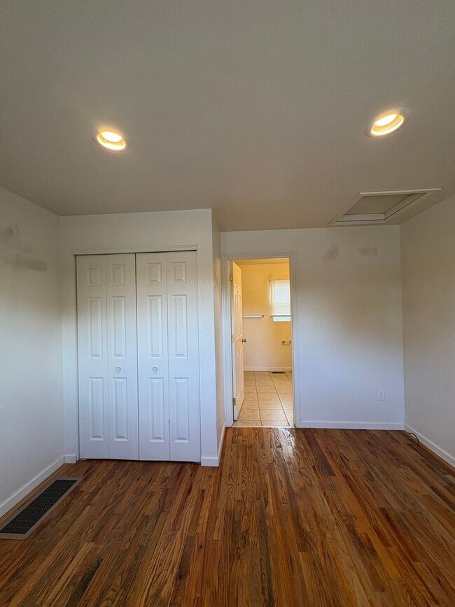 Building Photo - 3240 W 55th Pl