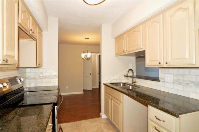 Building Photo - 3300 Pebblebrook Dr