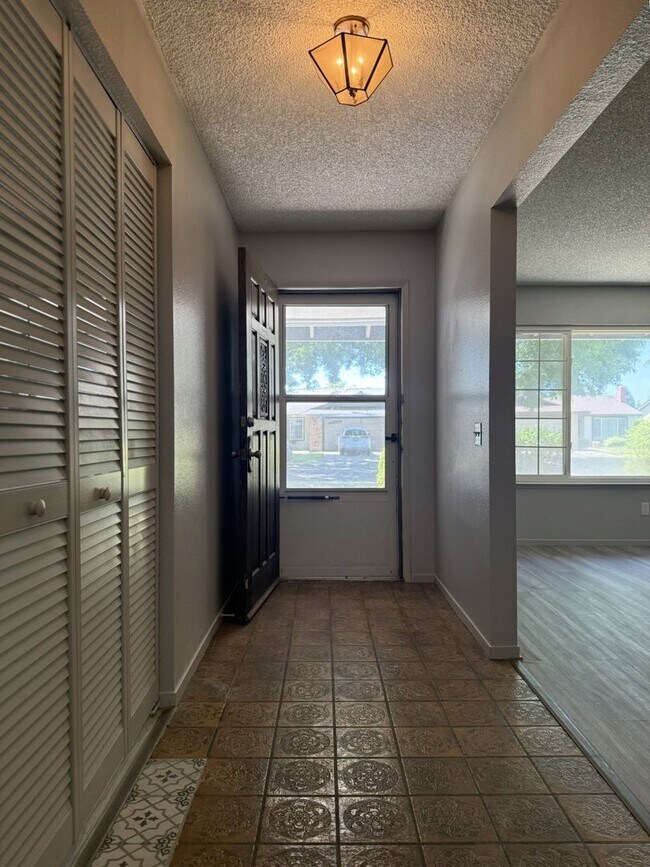 Building Photo - Move in special, Half off first month's re...