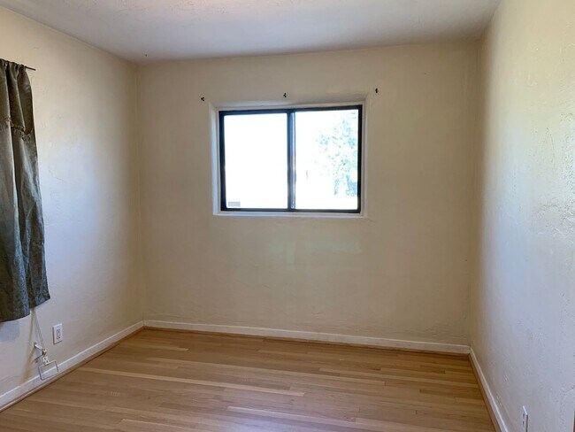 Building Photo - Splendid 4 Bedroom, 1.5 Bath Home Near Kirtland AFB! Available Now!