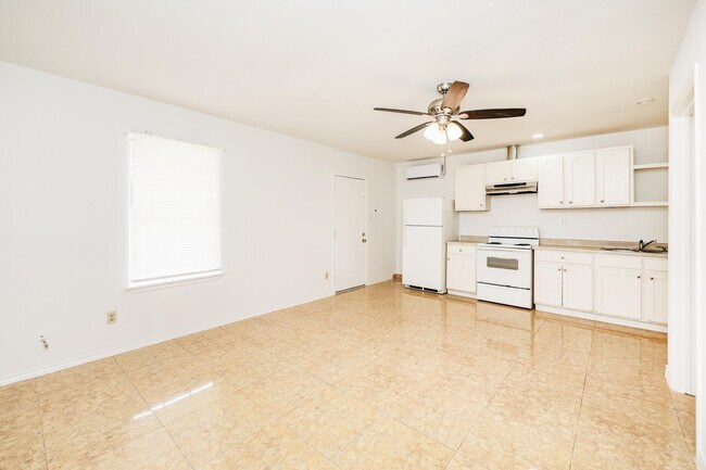 Building Photo - 1005 Andrew Ave