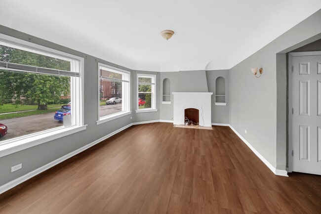 Building Photo - 1126 E 81st Pl