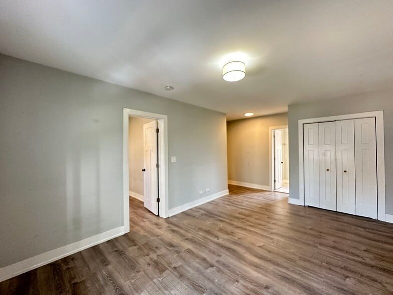 Building Photo - 545 W Belmont Ave