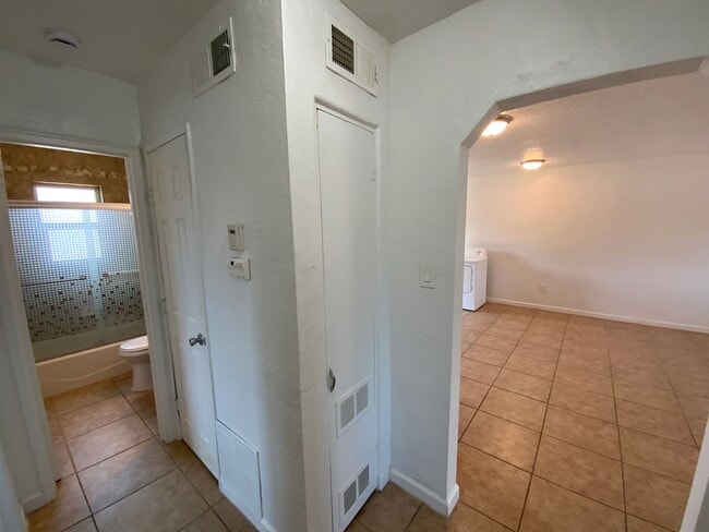 Building Photo - 2 Bedroom Single Story Home Available Near...