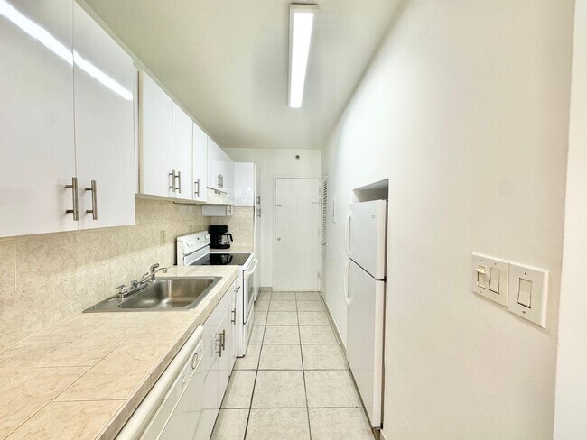 Building Photo - Amazing location: Close to Lincoln & the beaches: 1bed/1bath at the iconic Decoplage: available n...
