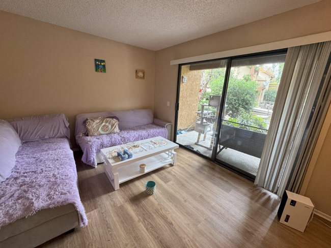 Building Photo - PET FRIENDLY One Bedroom Condo in a Peacef...