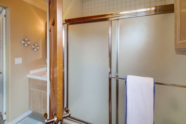 Building Photo - Furnished/ Unfurnished Beach Rental- 2 Master Suites - Roof Top Deck- Gated parking