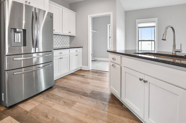 Building Photo - Pet Friendly Three Bedroom with Bonus!