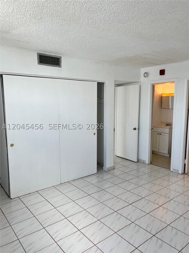 Building Photo - 1750 James 7K