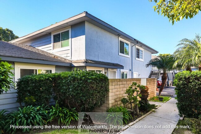 Building Photo - Welcome to this charming two-story home located in the vibrant Huntington Beach