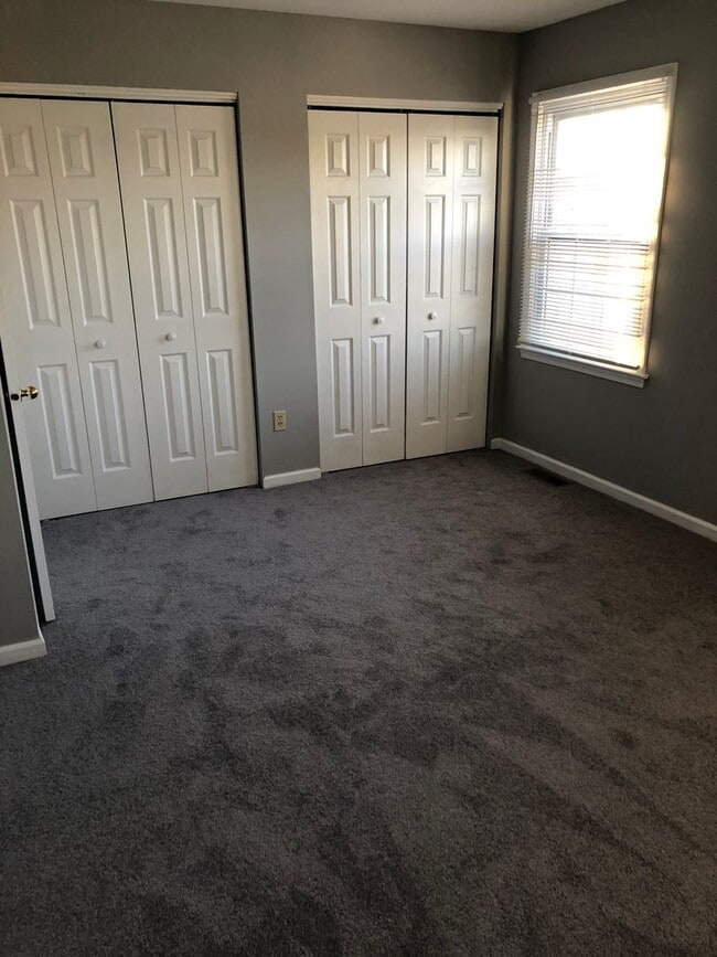 Building Photo - 2 bedrrom + basement Townhouse with Waterviews in Bristol. Large Private Backyard w Deck.