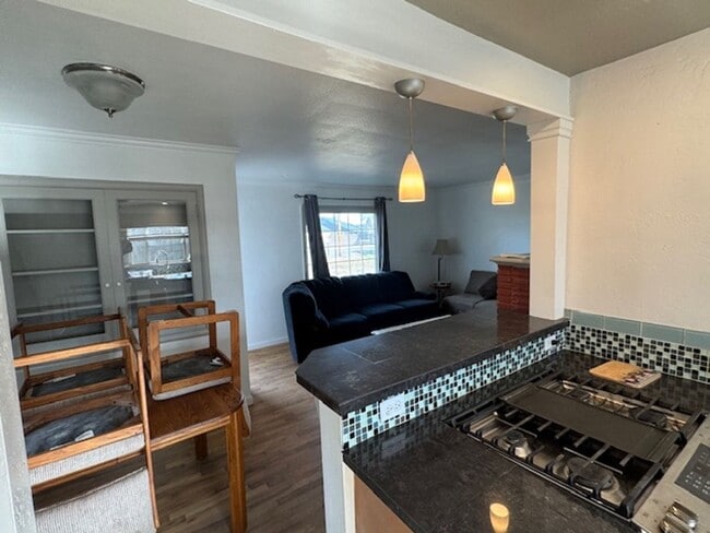 Building Photo - 4 BEDROOM HOME INCLUDES SEPARATE GUEST QUARTERS -FURNISHED OR UNFURNISHED- TONS OF PARKING