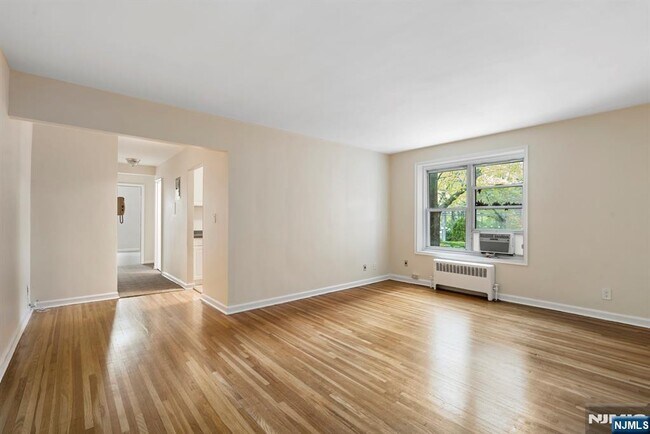 Building Photo - 2350 Linwood Ave