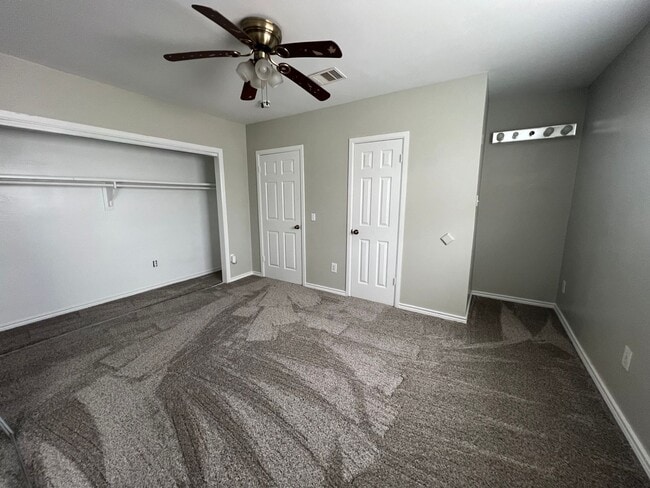 Building Photo - 4 bedroom 2 and a half bathroom single fam...