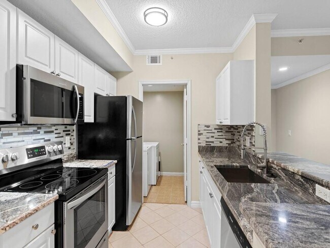 Building Photo - 5095 Fairways Cir