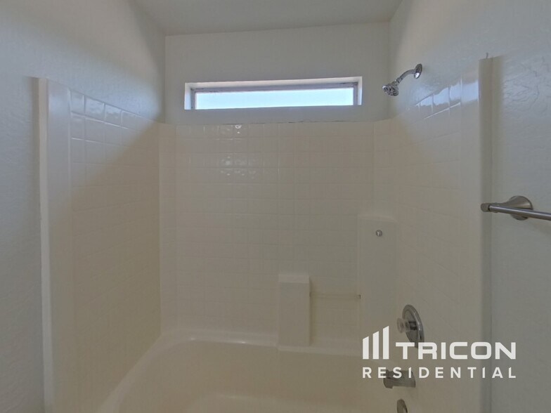Building Photo - 4102 S 62nd Ln