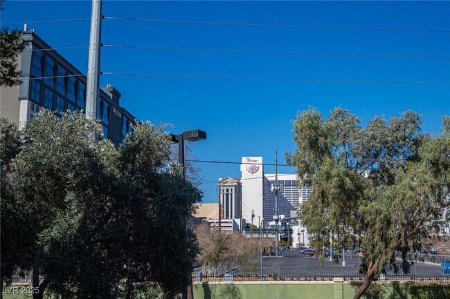 Building Photo - 220 E Flamingo Rd