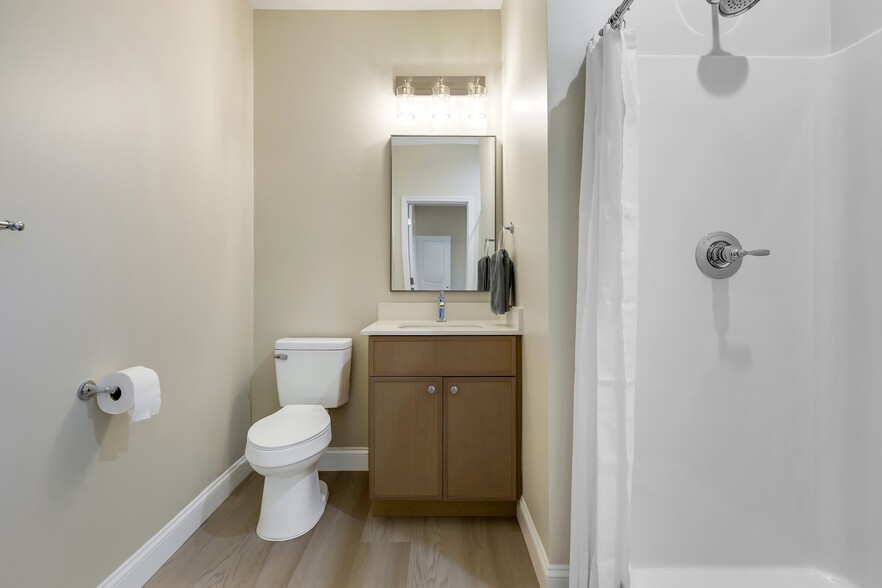 Privet Bathroom - 170 Weaver Line