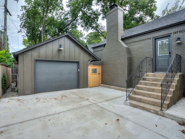 Building Photo - Luxury Living in the Heart of Tulsa