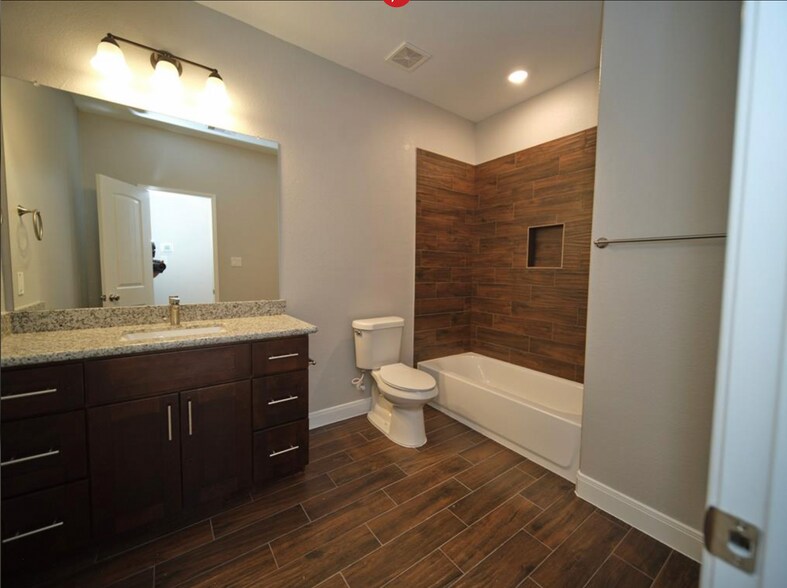 Guest Bath - 4822 Falls St
