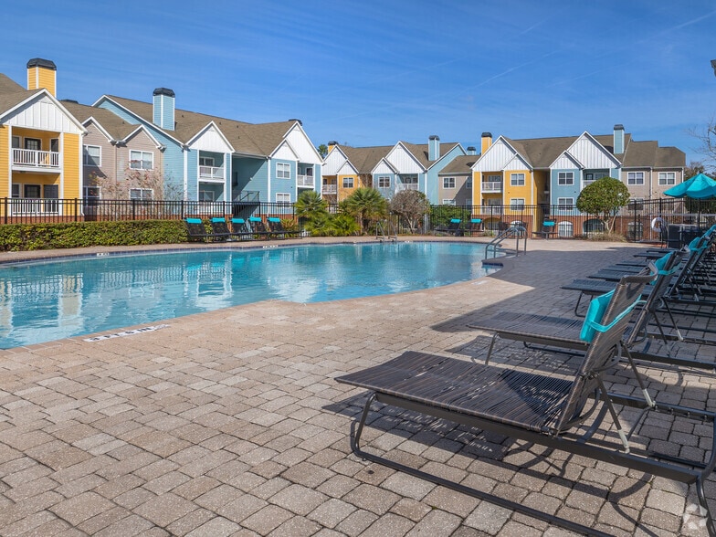 Pool - Oaks at Normandy Apartments