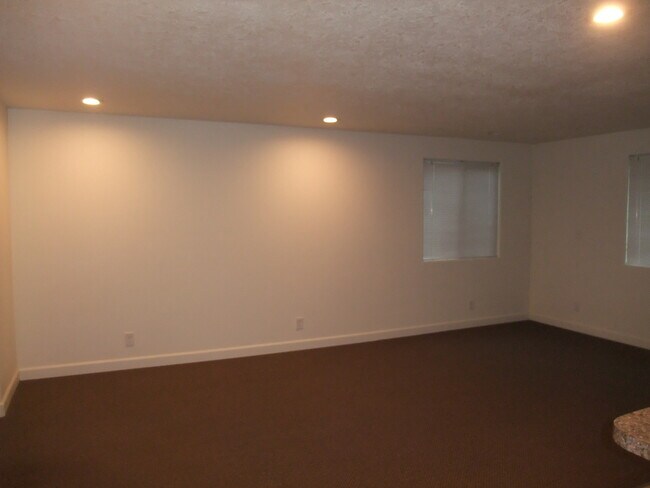 Building Photo - Very Nice Clean Updated Home in Lebanon