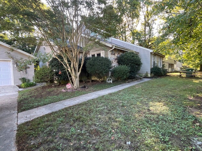 Building Photo - Location is Everything! Close to Downtown and all that it has to offer! Shopping, Restaurants, Pa...